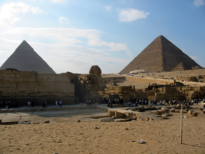 Sphinx zwischen zwei Pyramiden