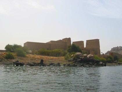 Philae-Tempel vom Wasser aus